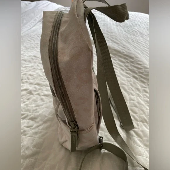 ADAPT ANIMAL MINI LIFESTYLE BACKPACK- WHITE/CREAM - Picture 6 of 8